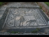 02072 ostia - regio ii - insula vii - piazzale delle corporazioni (ii,vii,4) - station 57 - im hintergrund - artemis mit einem hirsch - 2013.jpg